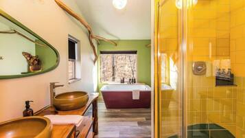 Een douche, milieuvriendelijke toiletartikelen, een haardroger