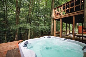 Outdoor spa tub