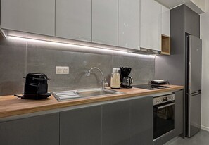 Kühlschrank, Mikrowelle, Ofen, Wasserkocher mit Kaffee-/Teezubehör