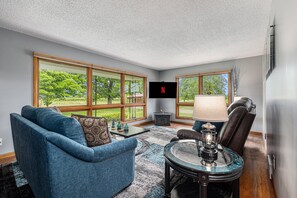 3 bedrooms, iron/ironing board, free WiFi - Cherry Blossom Orchard Retreat 3BDR (Williamsburg)