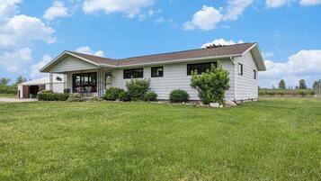 3 bedrooms, iron/ironing board, free WiFi