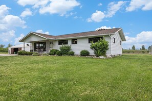 3 bedrooms, iron/ironing board, free WiFi - Cherry Blossom Orchard Retreat 3BDR (Williamsburg)