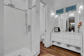 Baignoire et douche séparées, serviettes fournies