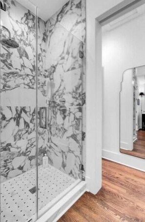 Baignoire et douche séparées, serviettes fournies