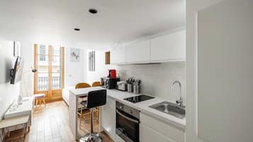 Departamento urbano | Cocina privada | Refrigerador, microondas, parrilla de estufa y cafetera de espresso