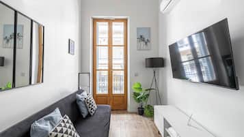 Departamento urbano | Área de sala de estar | Televisión de 60 pulgadas con canales por cable