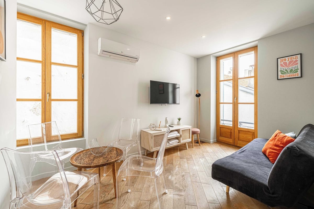 City Apartment | Living area | 60-inch TV with cable channels