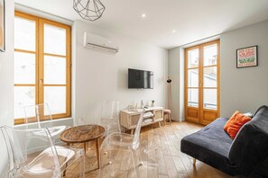 City Apartment | Living area | 60-inch TV with cable channels - Résidence Cannes MERO (Cannes)