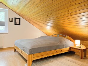 2 camere, una scrivania, ferro/asse da stiro