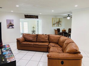 Living area - ANDY RESORT in charming Cutler Bay with AC, WiFi  . Bbq and more (Cutler Bay)