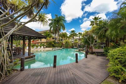 Stylish One-Bedroom Resort Apartment with Pools & Gardens | Lily Lakes