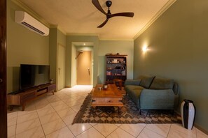 Smart TV, books - Lily Lakes - Resort Style Living- Stylish One-Bedroom Resort Apartment with Pools & Gardens (Cairns North)