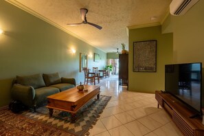 Smart TV, books - Lily Lakes - Resort Style Living- Stylish One-Bedroom Resort Apartment with Pools & Gardens (Cairns North)