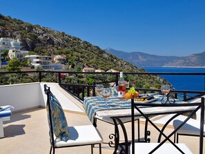 Outdoor dining - Luxury four bedroom villa with private pool and roof terrace five mins from sea (Kas)