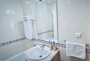 Assecador de cabells, bidet, tovalloles i sabó 