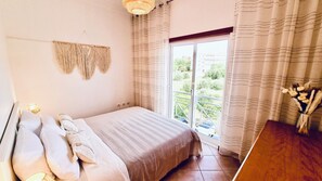 1 dormitori, planxa i posts de planxar, wifi i roba de llit 