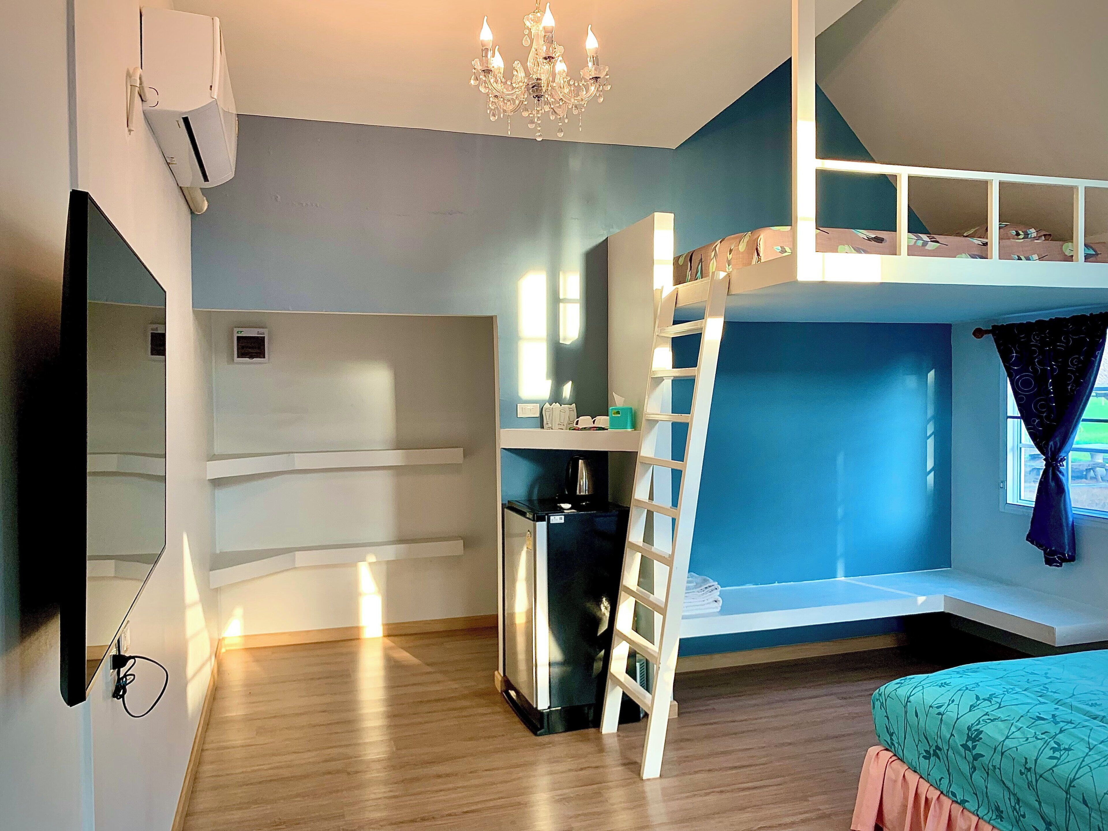 Family Suite | Desk, laptop workspace, free WiFi, bed sheets