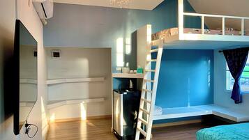 Family Suite | Desk, laptop workspace, WiFi (free), bed sheets