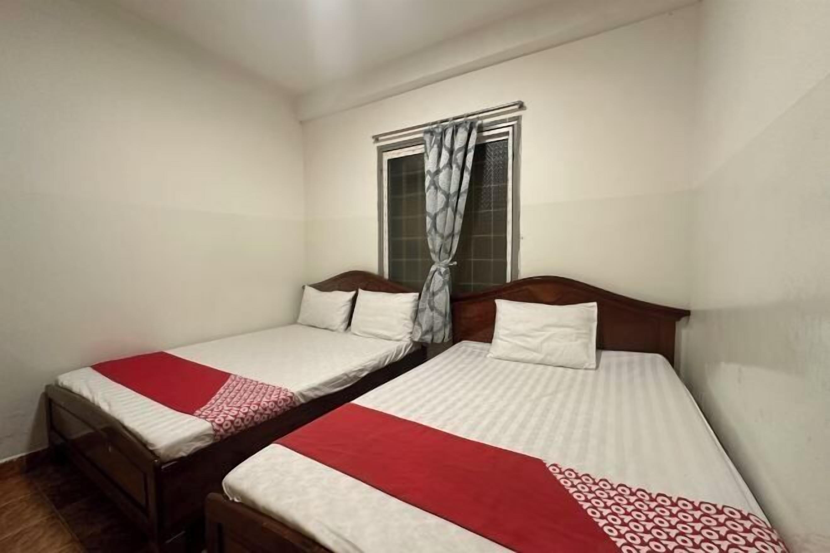 Een bureau, een laptopwerkplek, gratis wifi, beddengoed