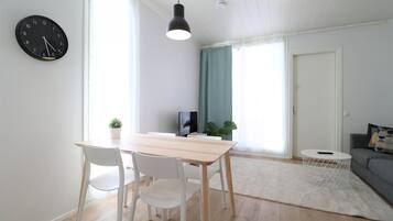Apartamento clássico | Área de estar | TV de tela plana