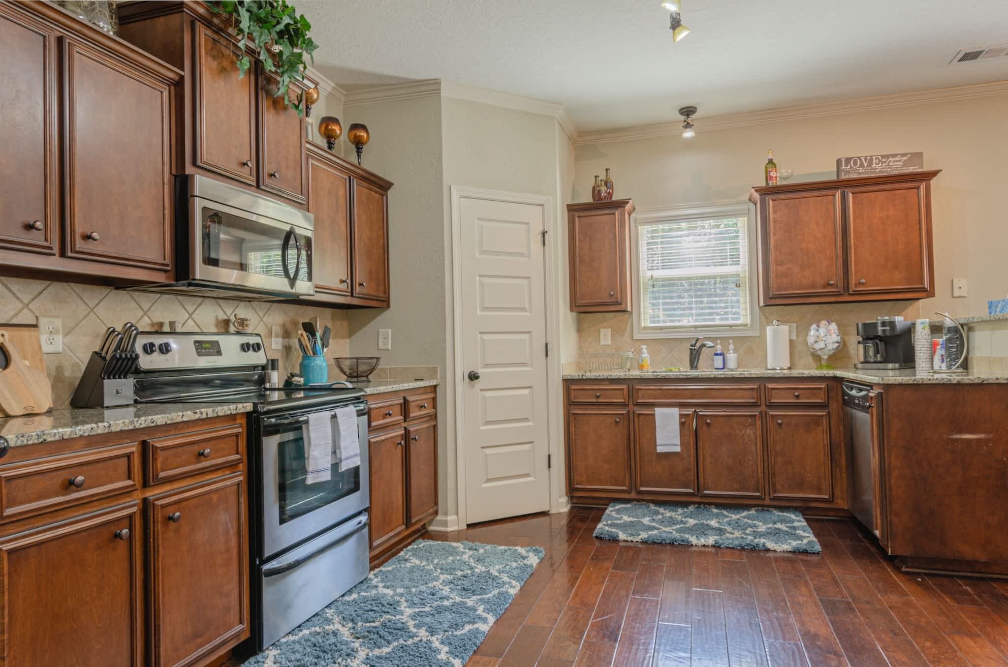 Een koelkast, een magnetron, een kookplaat, een vaatwasser