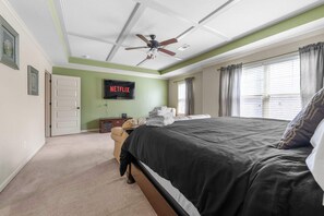 4 bedrooms, desk, iron/ironing board, WiFi - Fortson Family Retreat w/ Backyard Fire Pit (Columbus)