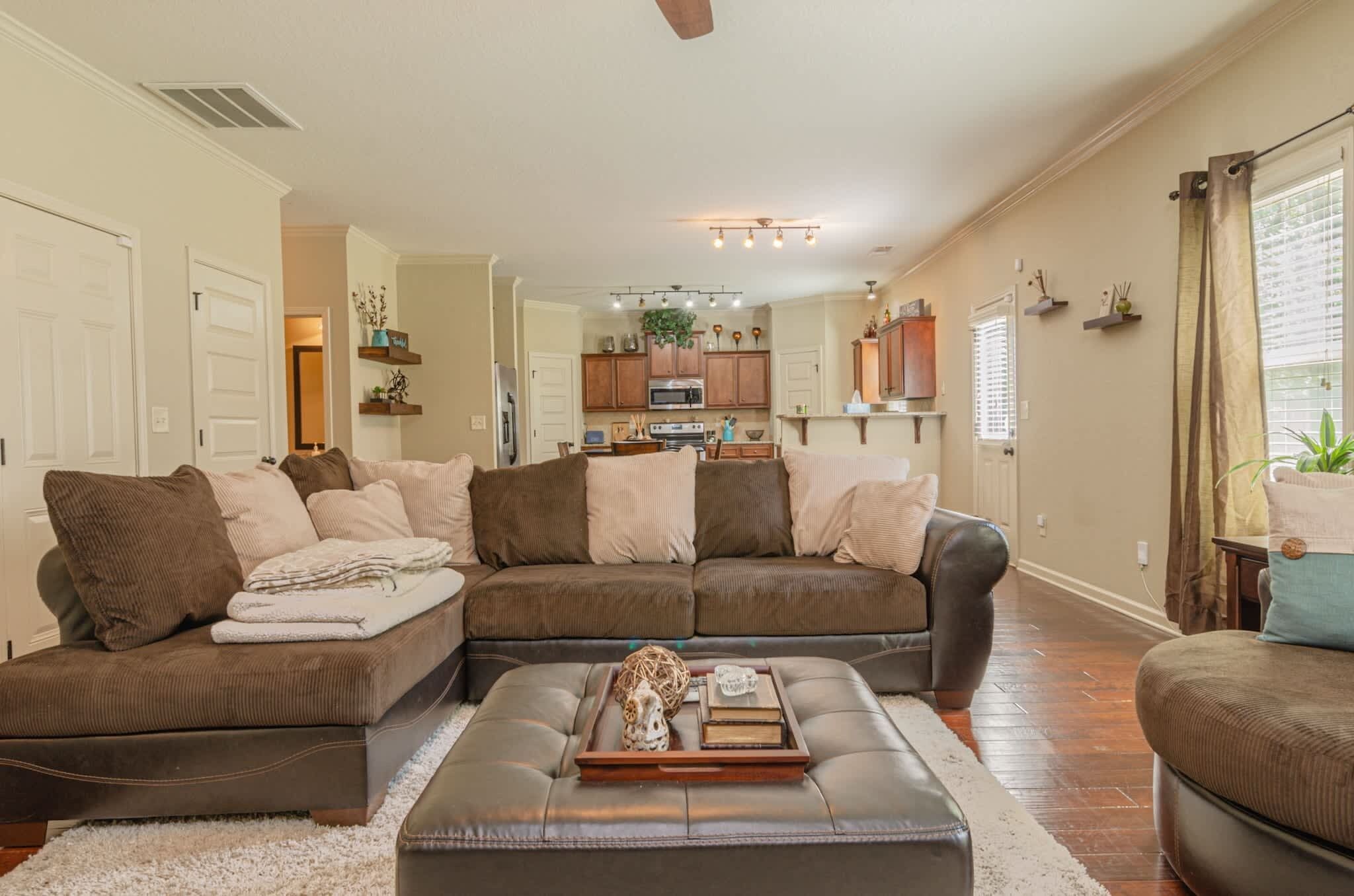 Una televisión, una chimenea, un reproductor estéreo