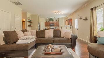 Una televisión, una chimenea, un reproductor estéreo