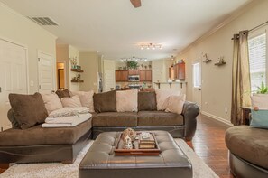 TV, fireplace, stereo - 4BR•Sleeps10•PoolTable•Grill•Parking•Near Ft Moore (Columbus)