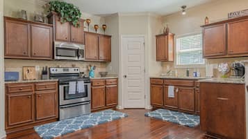 Fridge, microwave, stovetop, dishwasher