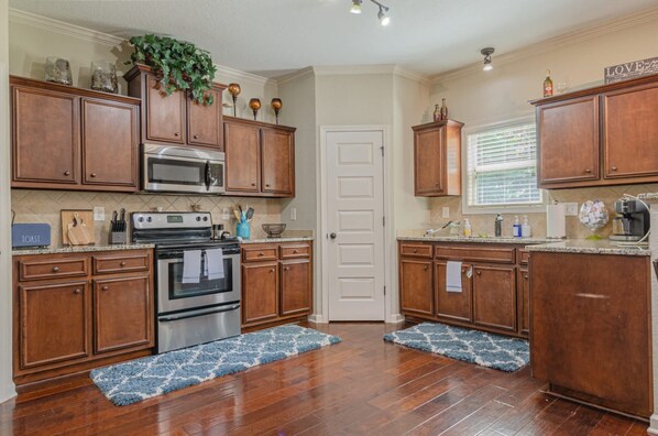 Réfrigérateur, micro-ondes, plaque de cuisson, lave-vaisselle