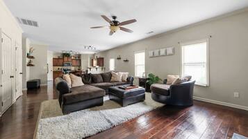 Tv, eldstad och en stereo