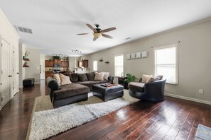 Fernseher, Kamin, Stereoanlage