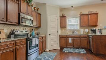 Frigorífico, microondas, placa de cocina y lavavajillas