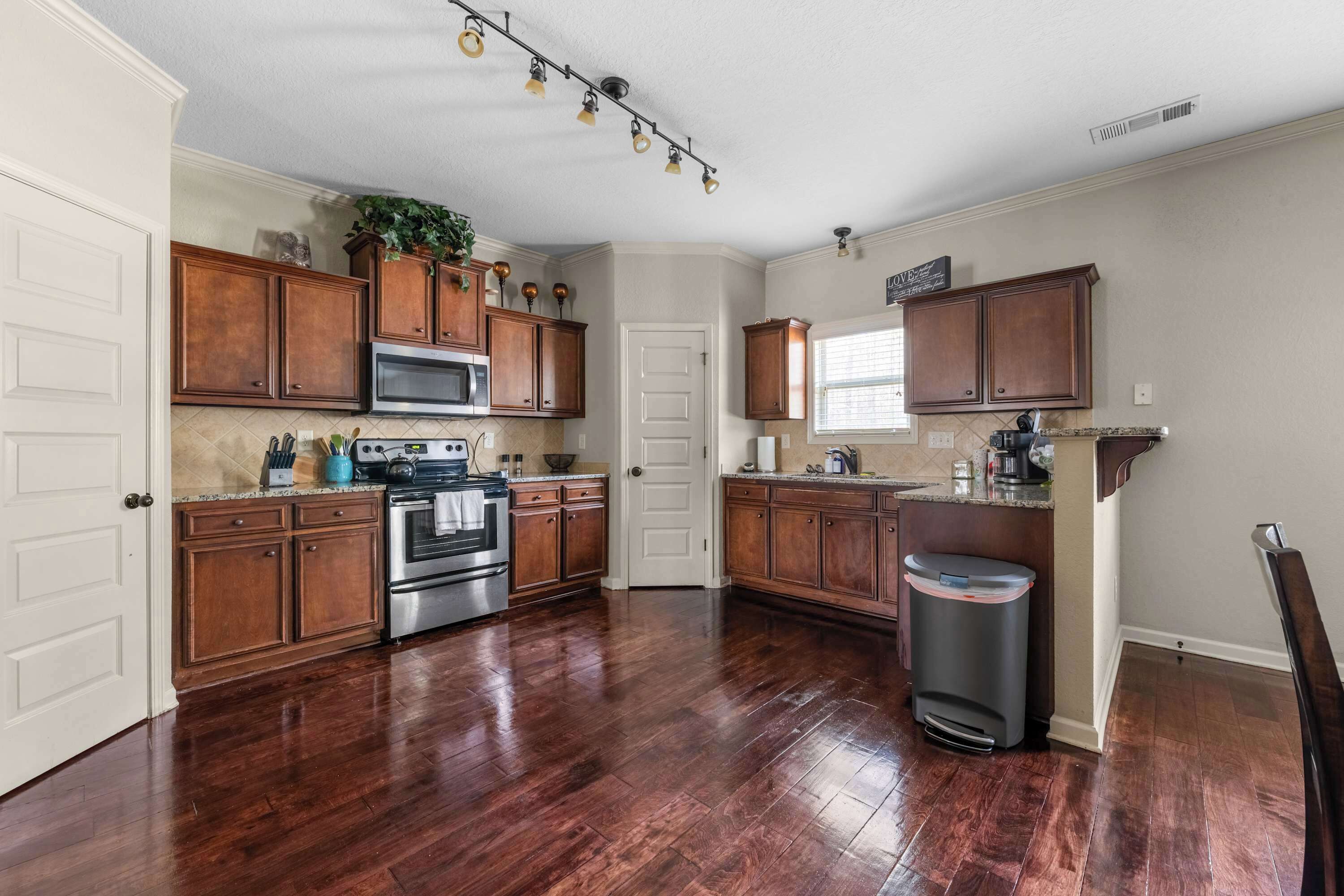 Kylskåp, mikrovågsugn, spishäll och diskmaskin