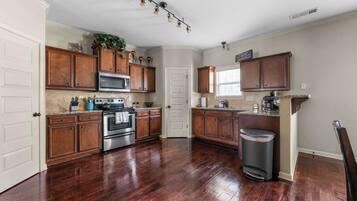 Kylsküp, mikrovügsugn, spishäll och diskmaskin