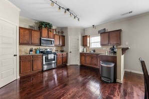 Kühlschrank, Mikrowelle, Herdplatte, Geschirrspüler