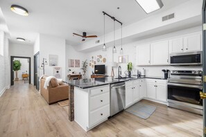 Réfrigérateur, micro-ondes, four, plaque de cuisson