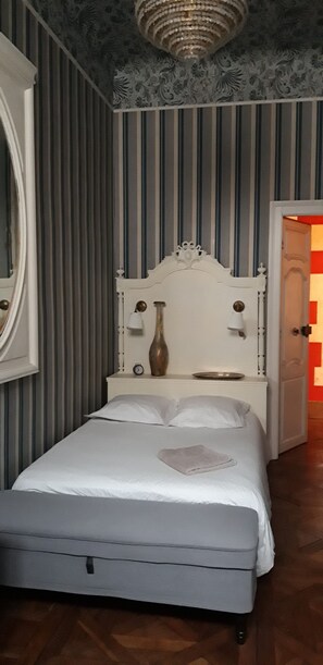 2 bedrooms, iron/ironing board, free WiFi, bed sheets - A journey through time in the heart of the city (Chalon-sur-Saône)