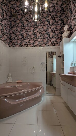 Dusj, hårføner, håndklær og såpe