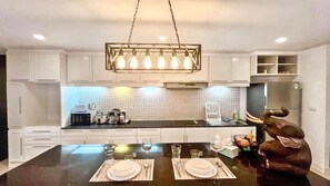 Fridge, microwave, stovetop, dishwasher
