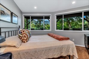 4 bedrooms, desk, free WiFi, bed sheets