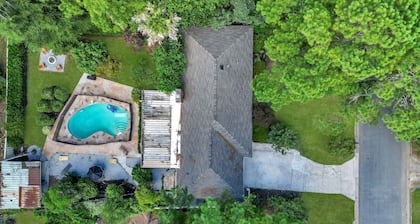 10 ft pool house with tiki/bar hut, arcades games, and theater room-no parties