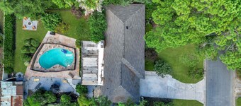 10 ft pool house with tiki/bar hut, arcades games, and theater room-no parties