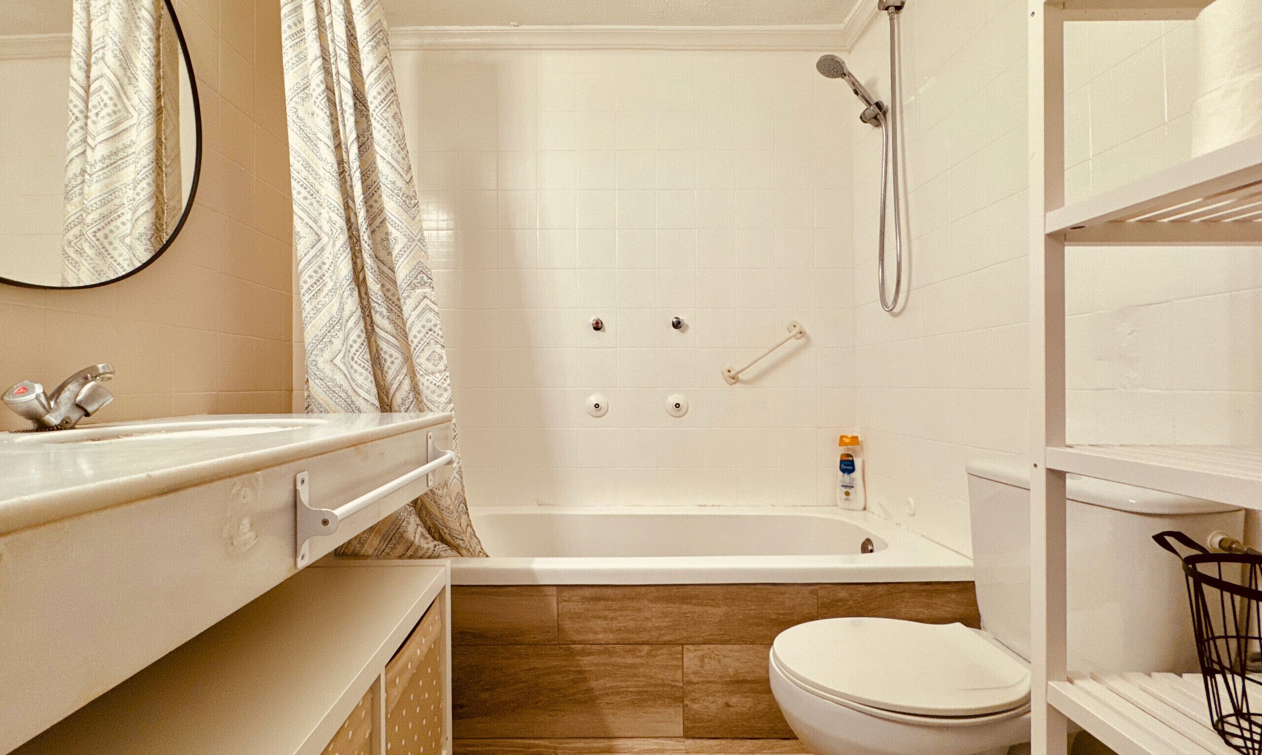 Une salle de bain avec une baignoire, des toilettes et un lavabo.