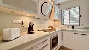 Geladeira, micro-ondas, lava-louças, cafeteira/chaleira