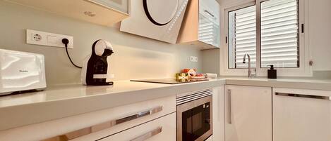 Jääkaappi, mikroaaltouuni, astianpesukone, kahvin-/teenkeitin