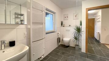 Estudio básico, 1 cama Queen size y sofá cama, balcón, vista a la montaña | Baño | Regadera, toallas, jabón, papel de baño