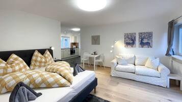 Basic-Studio, 1 Queen-Bett und Schlafsofa, Balkon, Bergblick | Wohnbereich | 55-Zoll-Flachbildfernseher mit Kabelempfang