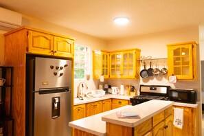 Kjøleskap, mikrobølgeovn, ovn og kokeplater